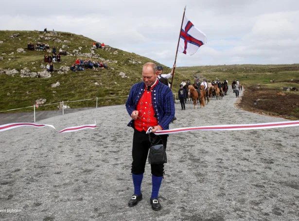 Hans Vilhlem klippir bandið á nýggju ríðibreytini í Havnardali (Mynd: Sverri Egholm)