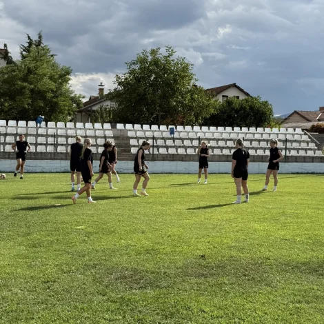 Fyri fyrstu ferð skal NSÍ spæla Champions League hjá kvinnum. Her síggjast tær fyrireika seg í Skopje, har ein sigur í dag skal til, fyri at liðið skal hava møguleikan til at koma víðari (Mynd: NSÍ)