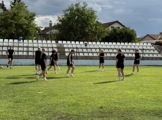 Fyri fyrstu ferð skal NSÍ spæla Champions League hjá kvinnum. Her síggjast tær fyrireika seg í Skopje, har ein sigur í dag skal til, fyri at liðið skal hava møguleikan til at koma víðari (Mynd: NSÍ)