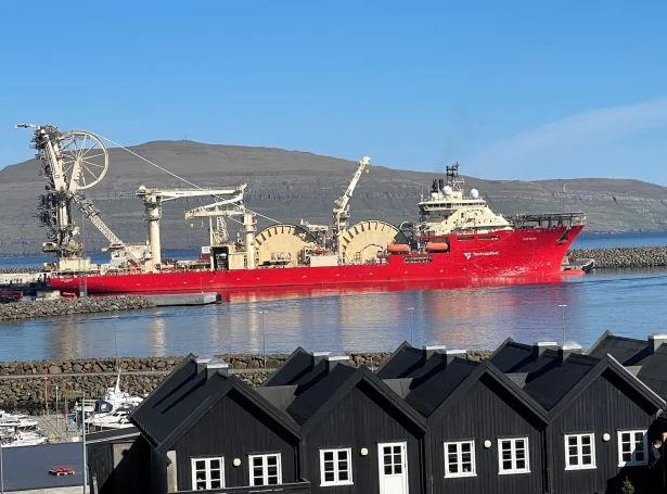 Olju- og gassvinnan nærkast Føroyum í hvørjum. Her stórt veitingarskip á Havnini eftir útgerð í sambandi við orkuútbygging beint hinumegin markið. Mynd Jan Müller