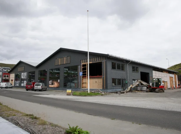 Stutt fyri ólavsøku søkti Sunset (SMS) eftir starvsfólki til nýggju matstovuna í Runavík. Har framgongur, at ætlanin er lata upp í heyst. Sunset Boulevard er størsta danska skundverðaketan í danska kongaríkinum.(Mynd: Sverri Egholm)