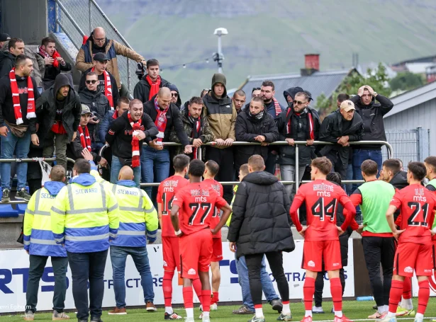Útiáskoðararnir vóru ikki blíðir við sínar menn eftir 1-0 tapið móti KÍ (Mynd: Sverri Egholm)