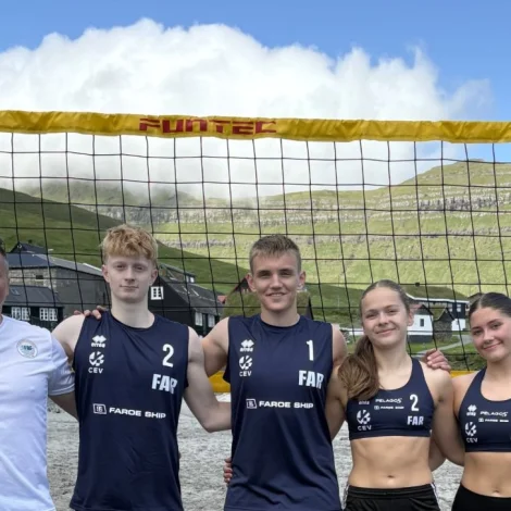 U19 landsliðini í sandflogbólti dystast í Dublin um vikuskifti