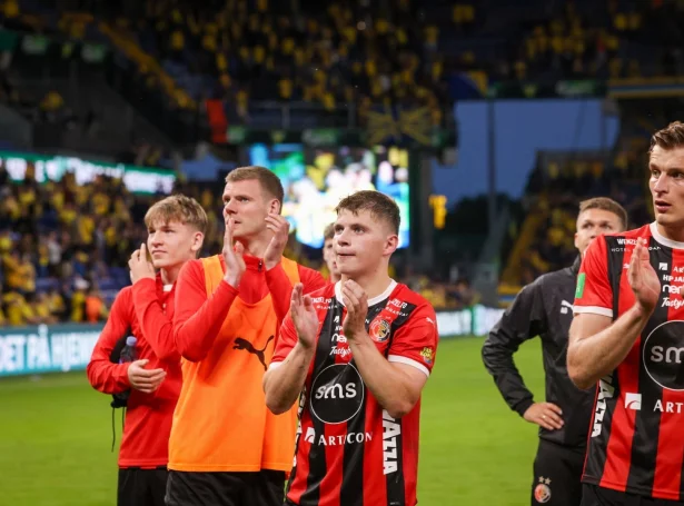Eftir enn eitt flott avrik takka HB-spælararnir útiáskoðarunum í Brøndby (Mynd: RS Media/Havnar Bóltfelag)