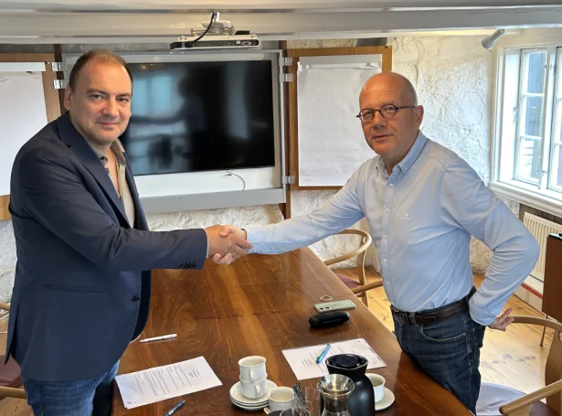 Arnfinn Bech, formaður í Maskinmeistarafelagnum, og Jan Mortensen, stjóri á lønardeildini í Fíggjarmálaráðnum (Mynd: Maskinmeistarafelagið)