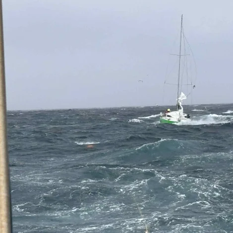 Útlendskur seglbátur hevði tørv á hjálp