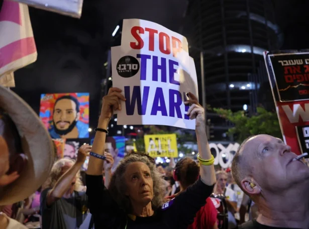 Mótmælisfólk í Tel Aviv krevja at ein avtala verður gjørd, sum tryggjar leyslating av gíslunum í Gaza (Mynd: EPA)