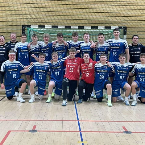 Fyrr í summar var føroyska U19-liðið til European Open í Svøríki - hetta var nýtt sum fyrireikingarkapping (Mynd: Hondbóltssamband Føroya)