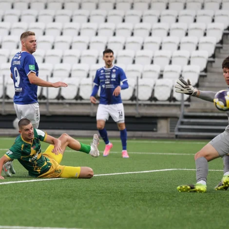 Fyrst Shaki og síðani Klettskarð á Tórsvølli (Mynd: Sverri Egholm)