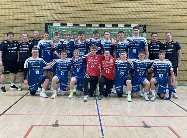 Fyrr í summar var føroyska U19-liðið til European Open í Svøríki - hetta var nýtt sum fyrireikingarkapping (Mynd: Hondbóltssamband Føroya)