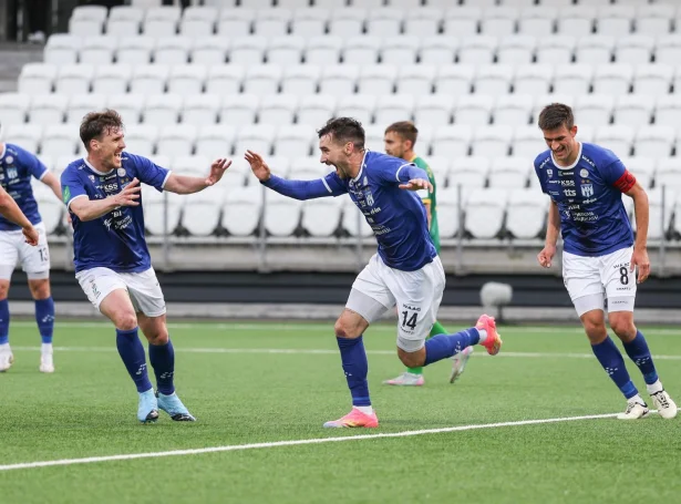 René Shaki Joensen legði KÍ á odda 1-0 á Tórsvølli, tá vælspælarndi vinstri bakkurin var fyrstur á returbólti (Mynd: Sverri Egholm)