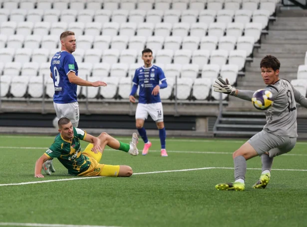 Fyrst Shaki og síðani Klettskarð á Tórsvølli (Mynd: Sverri Egholm)