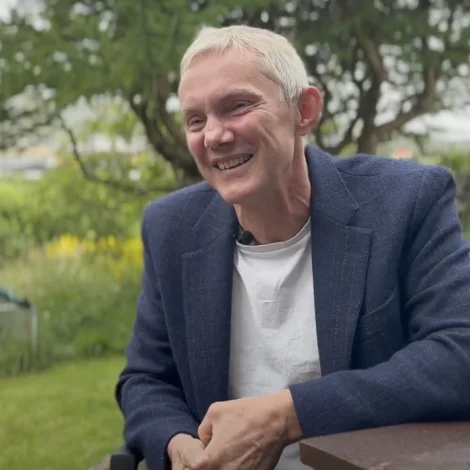 Video: Hann møtir bara upp