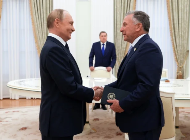 Russiski forsetin, Vladimir Putin og serliga amerikanska sendifólkið, Steve Witkoff (Mynd: EPA)