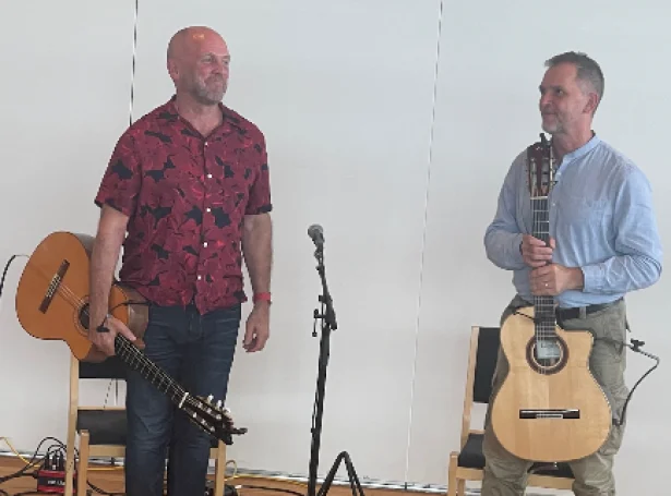 Graham og Neil brøðurnir her í Norðurlandahúsinum í gjár eftir vælvitjaða og væleydnaða konsert. Myndir Jan Müller