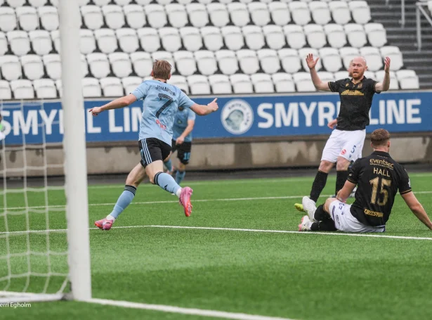 Víkingur vann 2-1 í fyrra dystinum móti Linfield, sum var á Tórsvølli hóskvøldið (Mynd: Sverri Egholm)