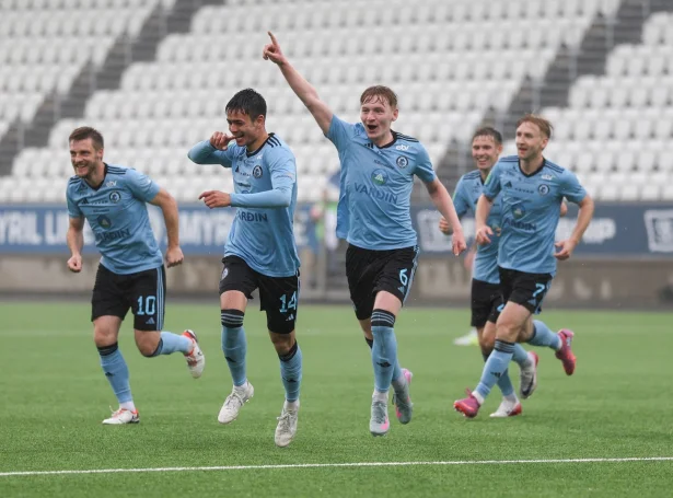 Víkingar fegnast um 2-1 málið, sum Ingi Jonhardsson skoraði (Mynd: Sverri Egholm)