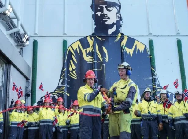 Norski orkuráðharrin Terje Aasland tekur Johan Castberg oljukelduna í Barentshavinum alment í nýtslu (Mynd Equinor)