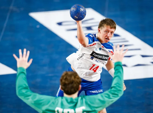 Torkil Dahl við brotskasti (Mynd: IHF/Kolektiff/Sasa Pahic Szabo)