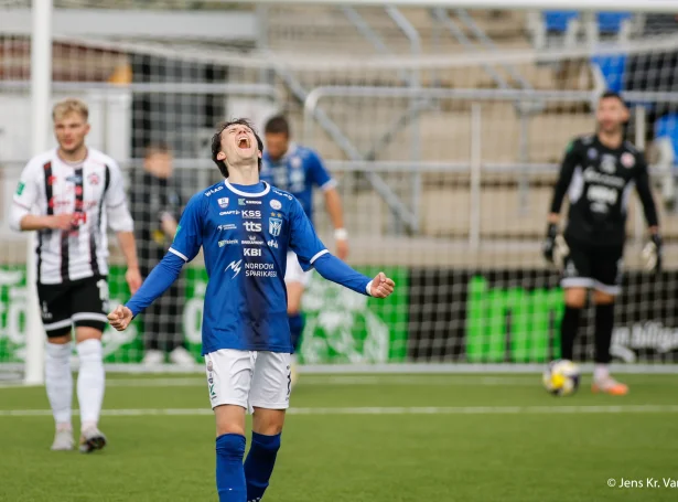 Filip Brattbakk fegnast um 3-0 málið. Norðmaðurin var ein av teimum, sum fekk møguleikan í kvøld, og hann smekkaði bóltin í B68-netið einaferð (Mynd: Jens Kr. Vang)