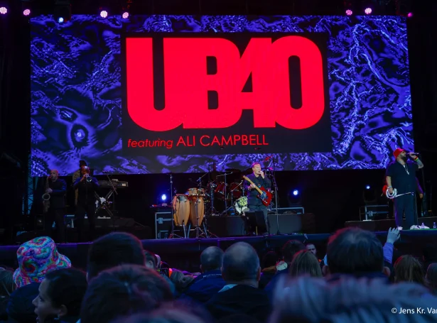 Veðrið hevði m.a. við sær, at konsertin hjá UB40 varð framskundað í gjárkvøldið (Mynd: Jens Kr. Vang)