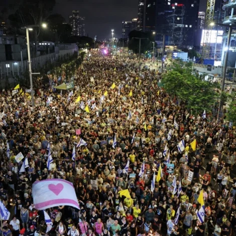 Túsundatals mótmælisfólk í Tel Aviv