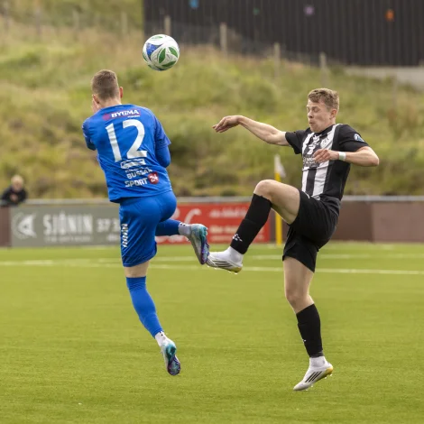 Fyrst í august vann FC Suðuroy 3-2 á TB við Stóra - í fjórðseinasta umfari bresta botnliðini og uppflytararnir saman aftur (Savnsmynd: Bjartur Vest)