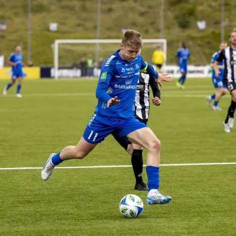 FC Suðuroy var aftanfyri 2-0 í Trongisvági, men við trimum málum uppá fimm minuttir vendu teir í bláum øllum á høvdið (Mynd: Bjartur Vest)