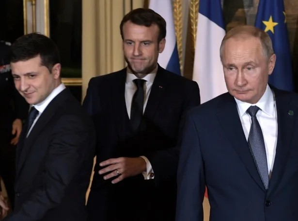 Ukrainski forsetin, Volodymyr Zelenskyj; franski forsetin, Emmanuel Macron; og russiski forsetin, Vladimir Putin á toppfundi í París í 2019. Russiski og ukrainski leiðarin hava ikki hitst síðan. (Mynd: EPA)