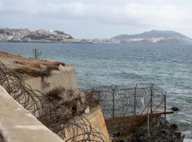 Spanska økið, Ceuta, í Norðurafrika er væl hegnað inni. Hegnini røkka langt út á sjógv (Savnsmynd: EPA)
