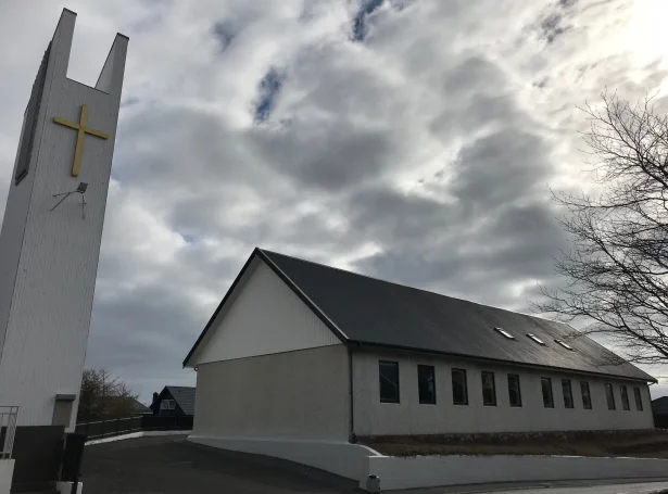 - Nú skúlarnir byrjar aftur, byrjar sunnudagsskúlin í Argja kirkju eisini. Hann er vanliga undir gudstænastuni. Byrjað verður tó við barnagudstænastu sunnudagin