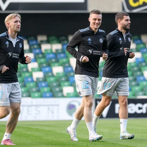 Víkingar til venjing á søguliga Windsor Park í gjárkvøldið. Tað er 2-1 til føroyingar undan seinna dystinum - vinnarin skal møta írsku meistarunum næstu tvær vikurnar (Mynd: Sverri Egholm)
