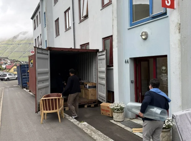 Talan er um nógv innbúgv, og  tí eru bingjur settar við gongubreytina á Víkavegnum