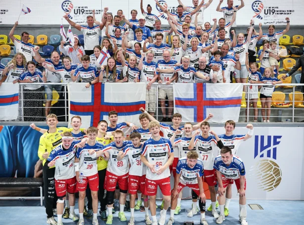 Liðmynd við familju og fjepparum (Mynd:IHF/Kolektiff/Jure Erzen)