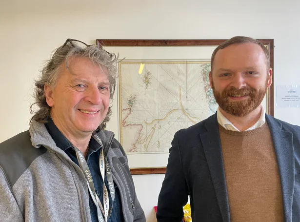 Bjarni Kárason Petersen, landsstýrismaður saman við Frank Strang, á rúmdarstøðini Saxavord Spaceport í Hetlandi í mars (Mynd: Jan Müller)