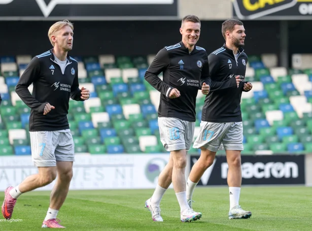 Víkingar til venjing á søguliga Windsor Park í gjárkvøldið. Tað er 2-1 til føroyingar undan seinna dystinum - vinnarin skal møta írsku meistarunum næstu tvær vikurnar (Mynd: Sverri Egholm)