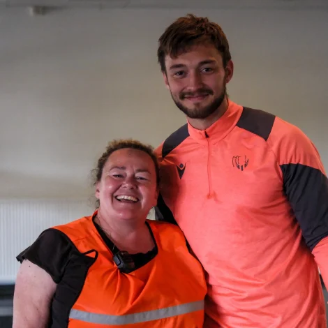 Gunnar Vatnhamar til venjing í Brøndby saman við føroysku Annu Mariu, sum av tilvild var ein av vaktunum á staðnum (Mynd: Víkingur Reykjavík)