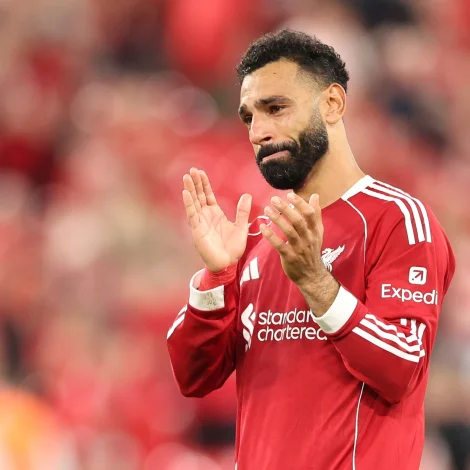 Mohmmaed Salah og Liverpool byrjaðu sína verju av meistaraheitinum við 4-2 sigri í undirhaldandi dysti móti Borunemouth fríggjakvøldið - egyptin skoraði sjálvur eitt mál og var rørdur eftir dystin, har Diogo Jota varð heiraður á ymiskan hátt (Mynd: EPA)