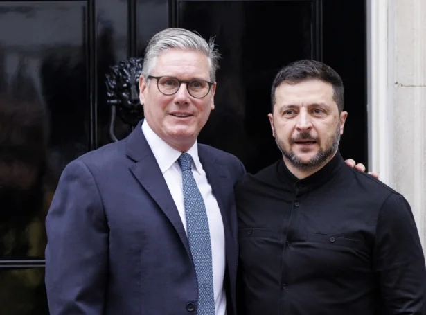 Bretski forsætisráðharrin, Keir Starmer og Ukrainski forsetin, Volodymyr Zelenskyj uttanfyri forsætisráðharrabústaðin í Downing Street í London hósdagin (Mynd: EPA)