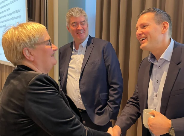 Ruth Vang, landsstýriskvinna í fíggjarmálum, hittir táverandi stjóra hjá Equinor í Bretlandi, Arne Gürtner her saman við Jákup Øregaard, boristjóra hjá Equinor á tiltaki, sum FOÌB og Sjóvinnufelagið skipaðu fyri í fjør. Mynd Jan Müller.