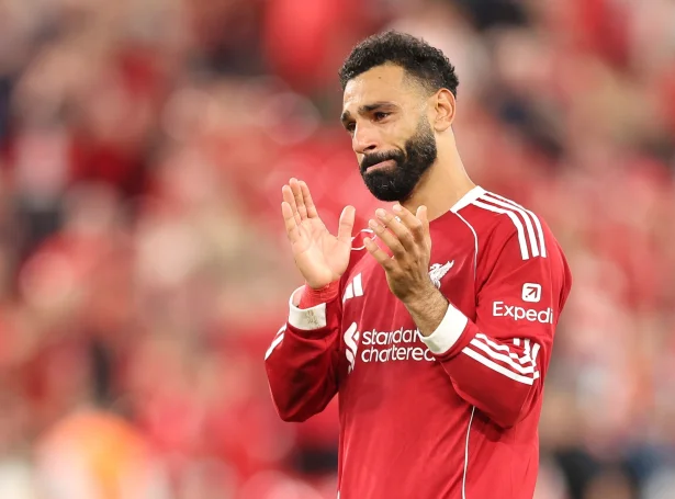 Mohammed Salah skoraði seinasta málið í undirhaldandi dystinum. Áftaná dystin var egyptin rørdur, tá hann takkaðu áskoðarunum, sum eisini heiðraðu Diogo Jota, sála (Mynd: EPA)