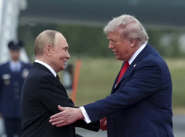 Russiski forsetin, Vladimir Putin og amerikanski forsetin, Donald Trump avmyndaðir í Alaska í gjár (Mynd: EPA)