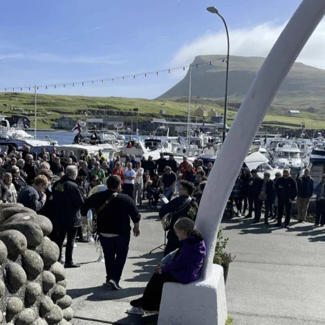Nógv fólk til setan á Ovastevnu