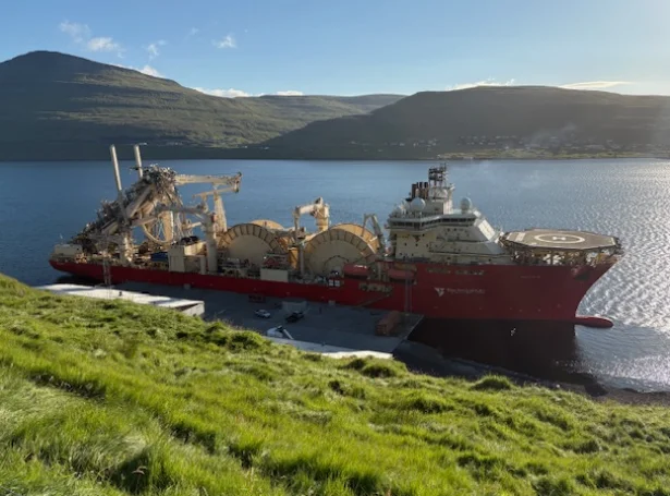 Deep Energy aftur á Skálafjørðinum eftir tænastum. Mynd Bárður Kass Nielsen.