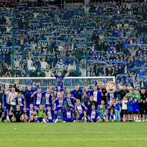 Stórur fagnaður á spælarum og fjepparum í Plock eftir flotta sigurin (Mynd: Wisla Plock)