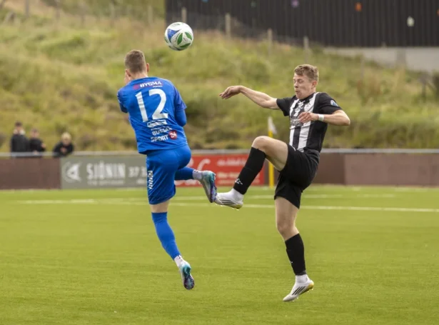 FC Suðuroy og TB spældu síðsta vikuskifti - tey stríðast enn um at yvirliva í deildini (Mynd: Bjartur Vest)