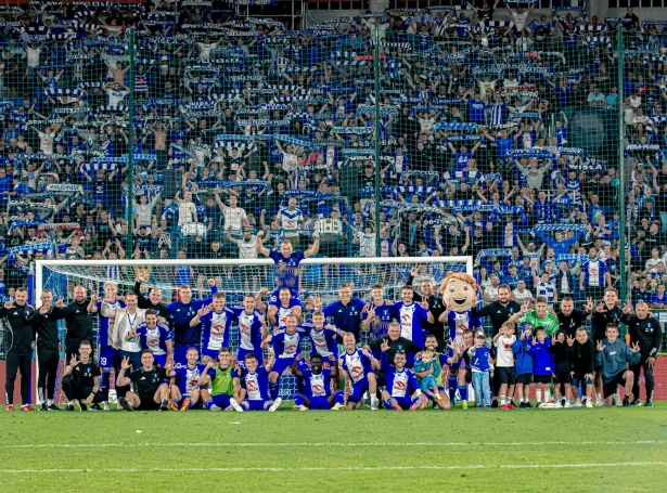 Stórur fagnaður á spælarum og fjepparum í Plock eftir flotta sigurin (Mynd: Wisla Plock)
