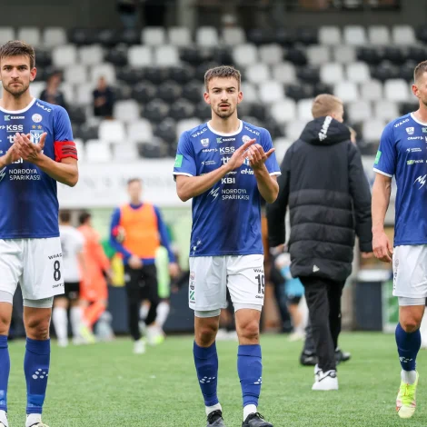 Dávid B. Andreasen takkar her fyri dyst móti júst B36 (Mynd: Sverri Egholm)