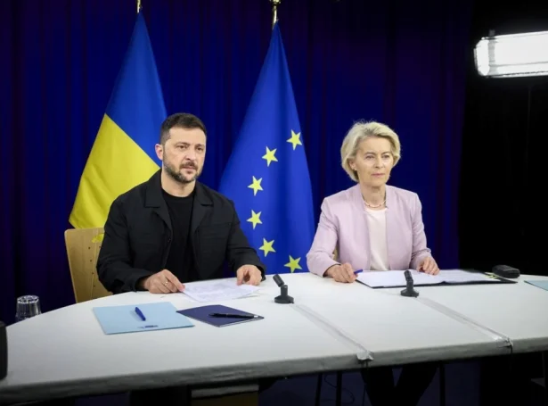 Volodymyr Zelenskyj og Ursula von der Leyen hildu fyrireikandi videofund við hinar evropeisku leiðararnar í gjár (Mynd: EPA)