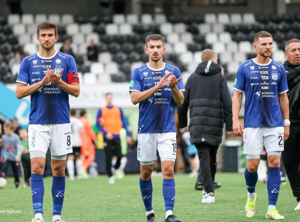 Dávid B. Andreasen takkar her fyri dyst móti júst B36 (Mynd: Sverri Egholm)